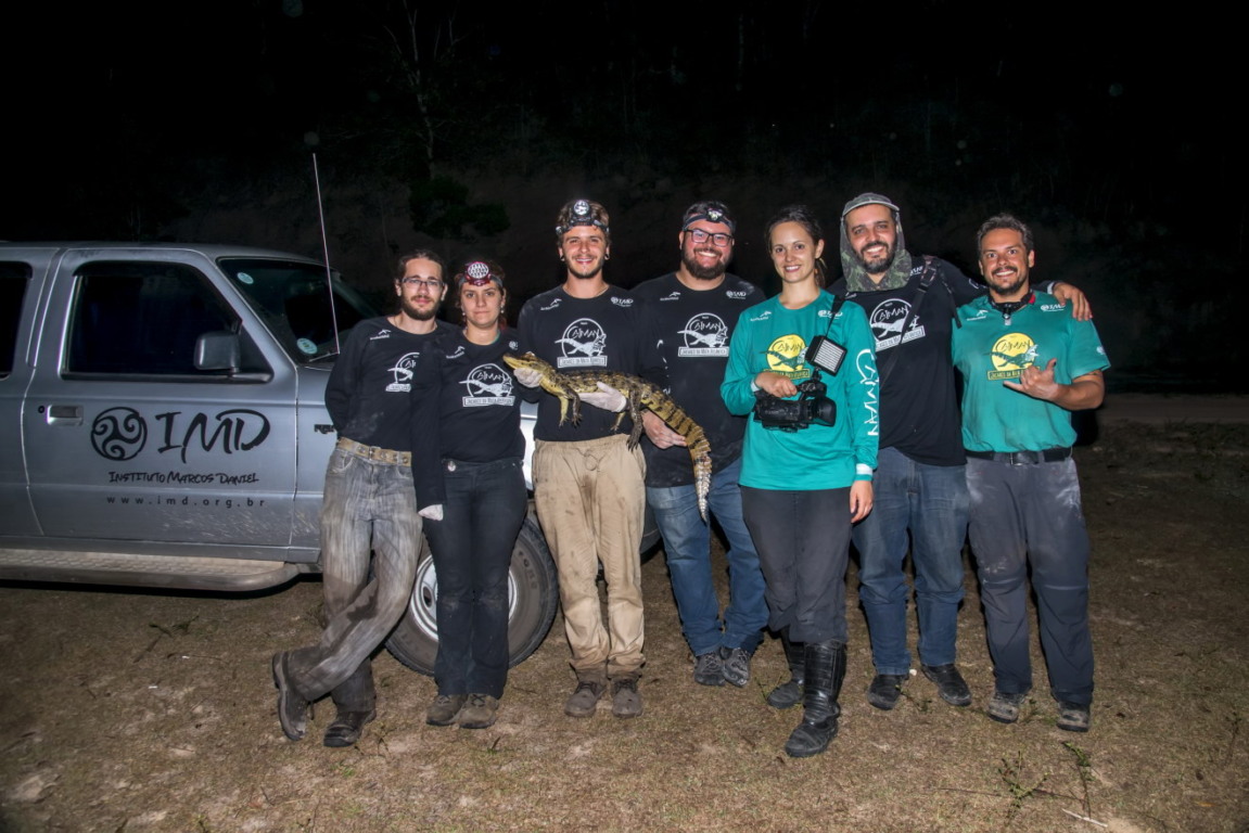 Leonardo Merçon em expedição com pesquisadores do Programa Caiman