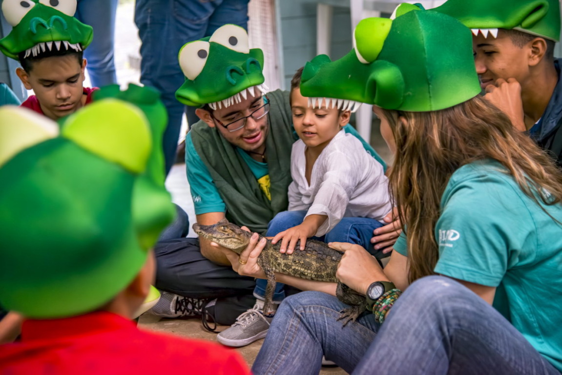 Crianças participam de atividade educativa sobre conservação dos jacarés