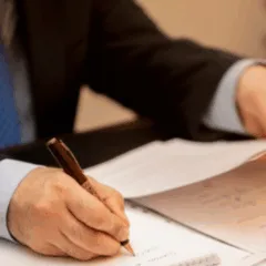 As aulas serão híbridas, nas segundas, quartas e quintas-feiras, das 19h às 22h. Foto: Freepik