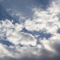Sol entre nuvens