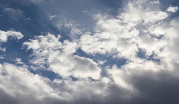 Sol entre nuvens