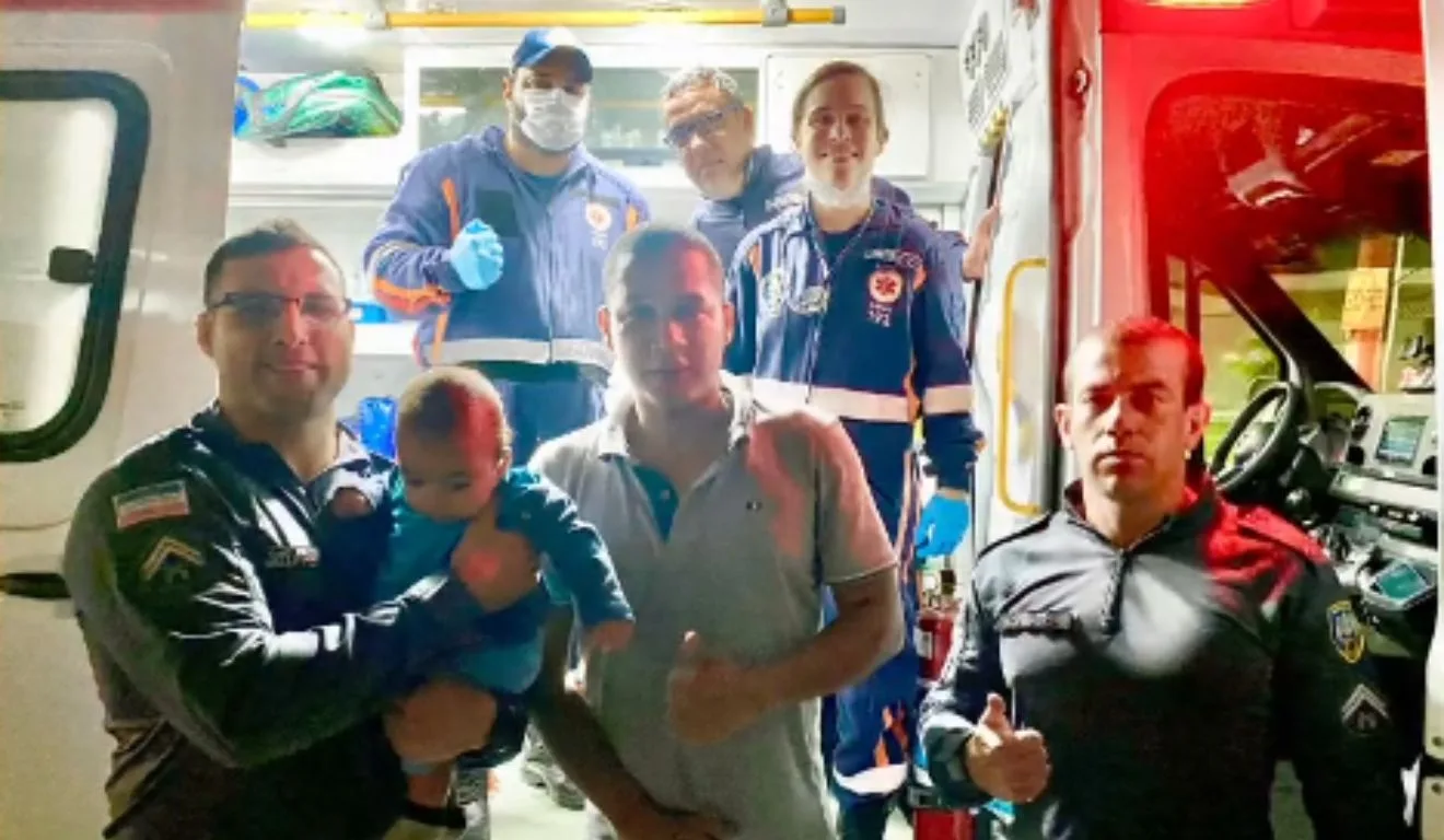 Equipes da PM e do Samu que atenderam o bebê engasgado. Foto: Reprodução/ TV Vitória