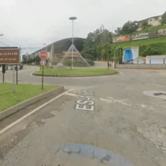 Motociclista tentou ultrapassar veículo na rotatória do Castelão (Foto: Google Street View)