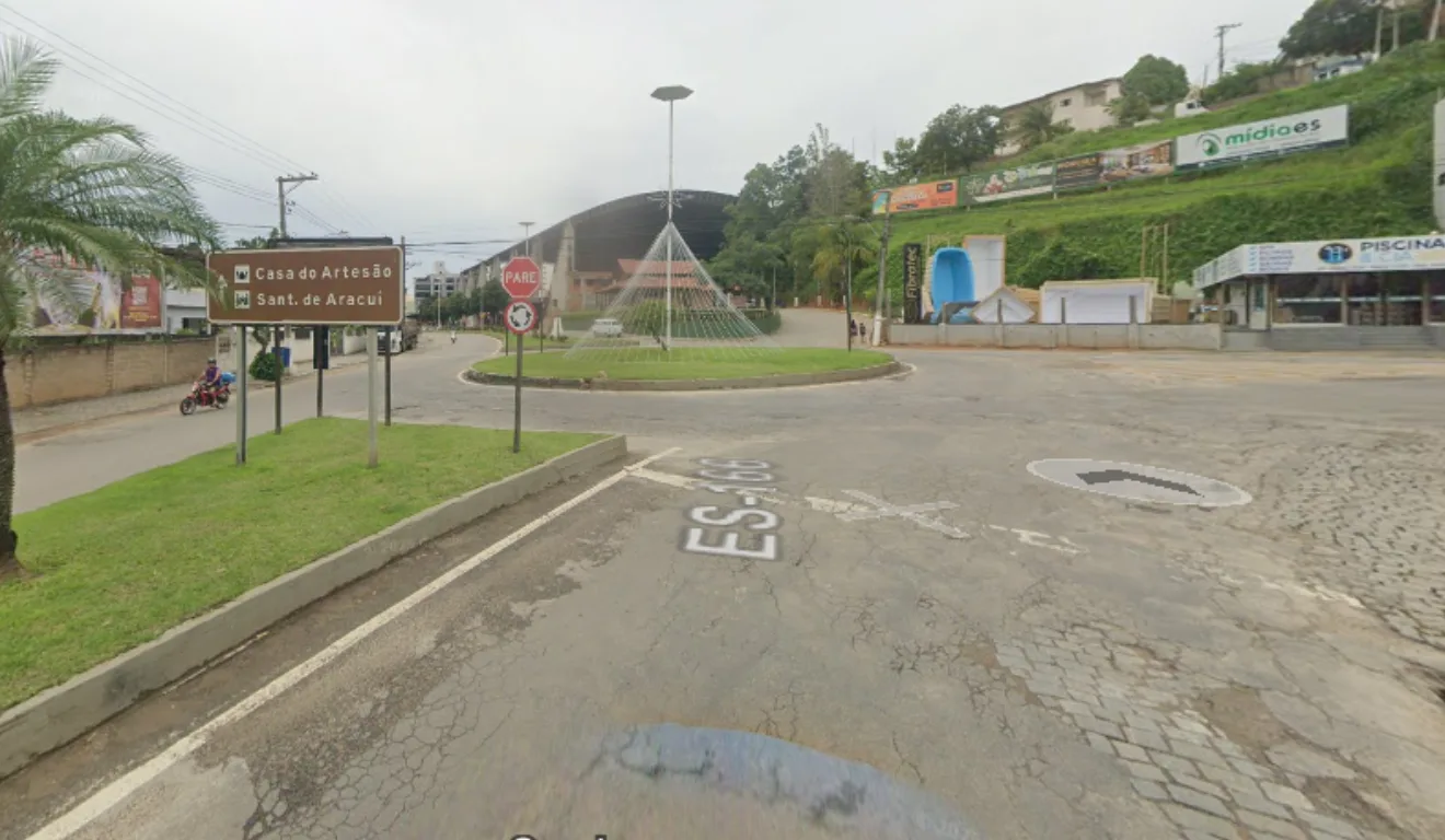 Motociclista tentou ultrapassar veículo na rotatória do Castelão (Foto: Google Street View)