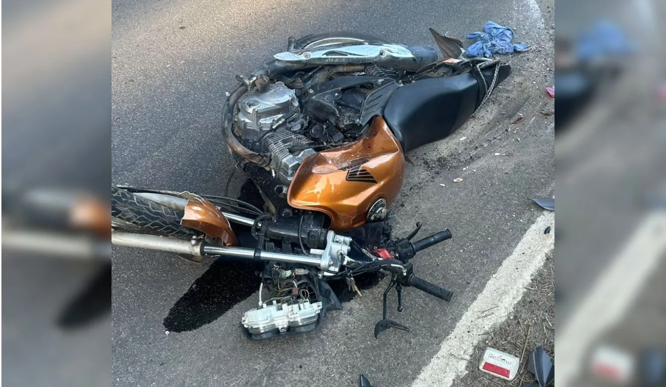 Moto danificada após o acidente. Foto: Reprodução/TV Vitória