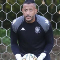 Goleiro Fernando Henrique em treino do Rio Branco