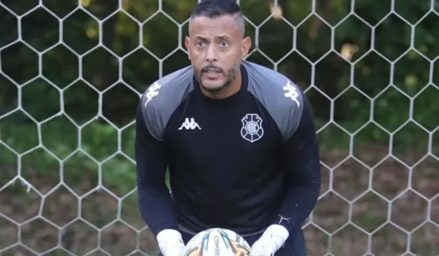 Goleiro Fernando Henrique em treino do Rio Branco
