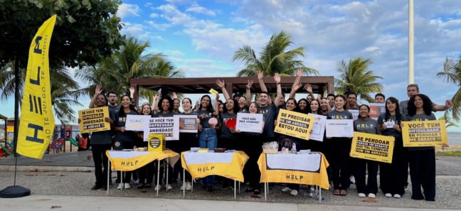 Projeto Help realiza ação na orla de Camburi, em Vitória, para acolher quem sofre com dores emocionais