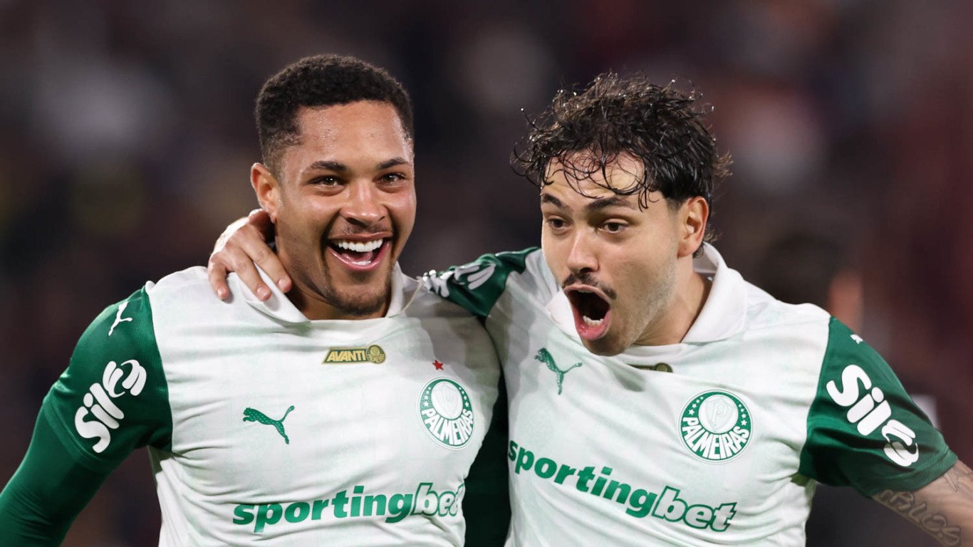 Campeonato Brasileiro: Fluminense x Palmeiras (23/07/2025)
O jogador Vitor Roque, da SE Palmeiras, comemora seu gol contra a equipe do Fluminense FC, durante partida válida pela décima sexta rodada, do Campeonato Brasileiro, Série A, no Estádio Maracanã. (Foto: Cesar Greco/Palmeiras/by Canon)