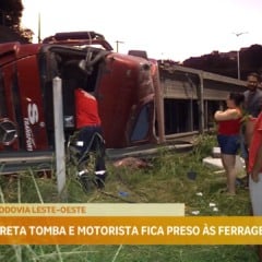 Acidente na Leste-Oeste deixa motorista preso às ferragens