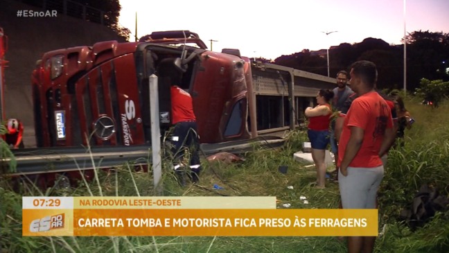 Acidente na Leste-Oeste deixa motorista preso às ferragens