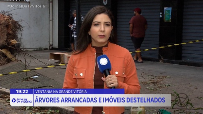 Ventania de mais de 70 km/h causa estragos na Grande Vitória