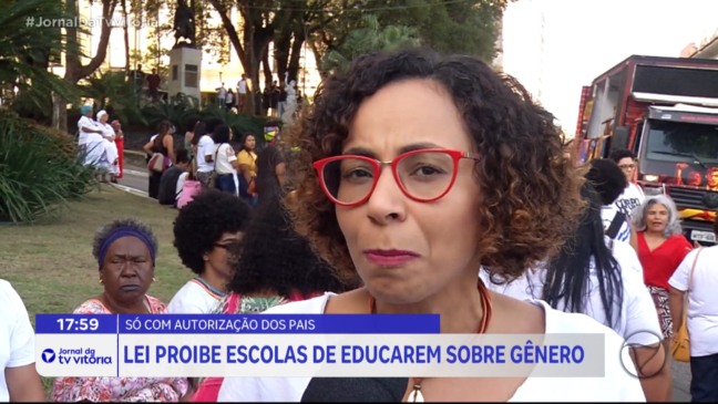 Mães divididas sobre lei que limita discussão de diversidade nas escolas