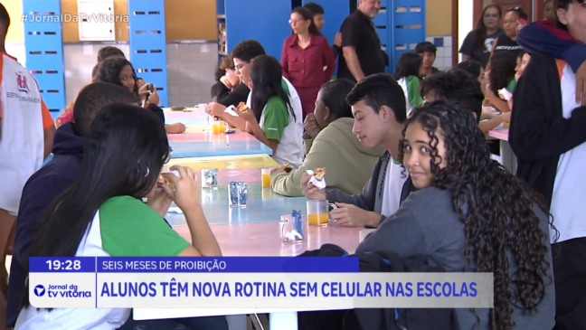 Celulares proibidos nas escolas melhoram interações entre alunos