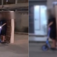 Adolescentes usando patinete elétrico para transportar colchão (Foto/reprodução: TV Vitória)