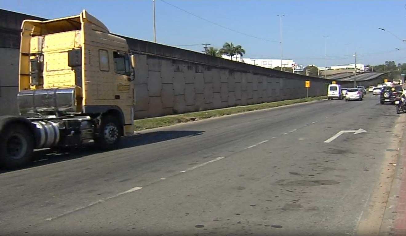 Trecho na BR-101 que costuma alagar em Viana. Foto: Reprodução/TV Vitória
