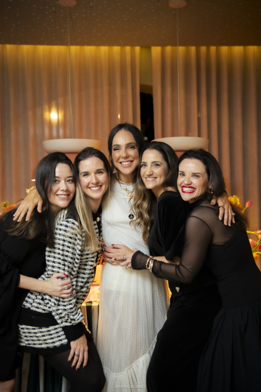 Carolina Neves aquece noite de chuva e frio com jantar dançante 'ladies only'