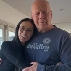 Bruce Willis posa ao lado da ex-mulher, Demi Moore, em aniversário de 70 anos. Foto: Reprodução Instagram