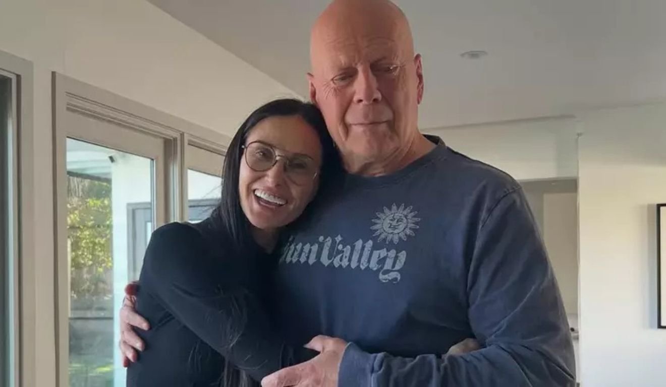 Bruce Willis posa ao lado da ex-mulher, Demi Moore, em aniversário de 70 anos. Foto: Reprodução Instagram