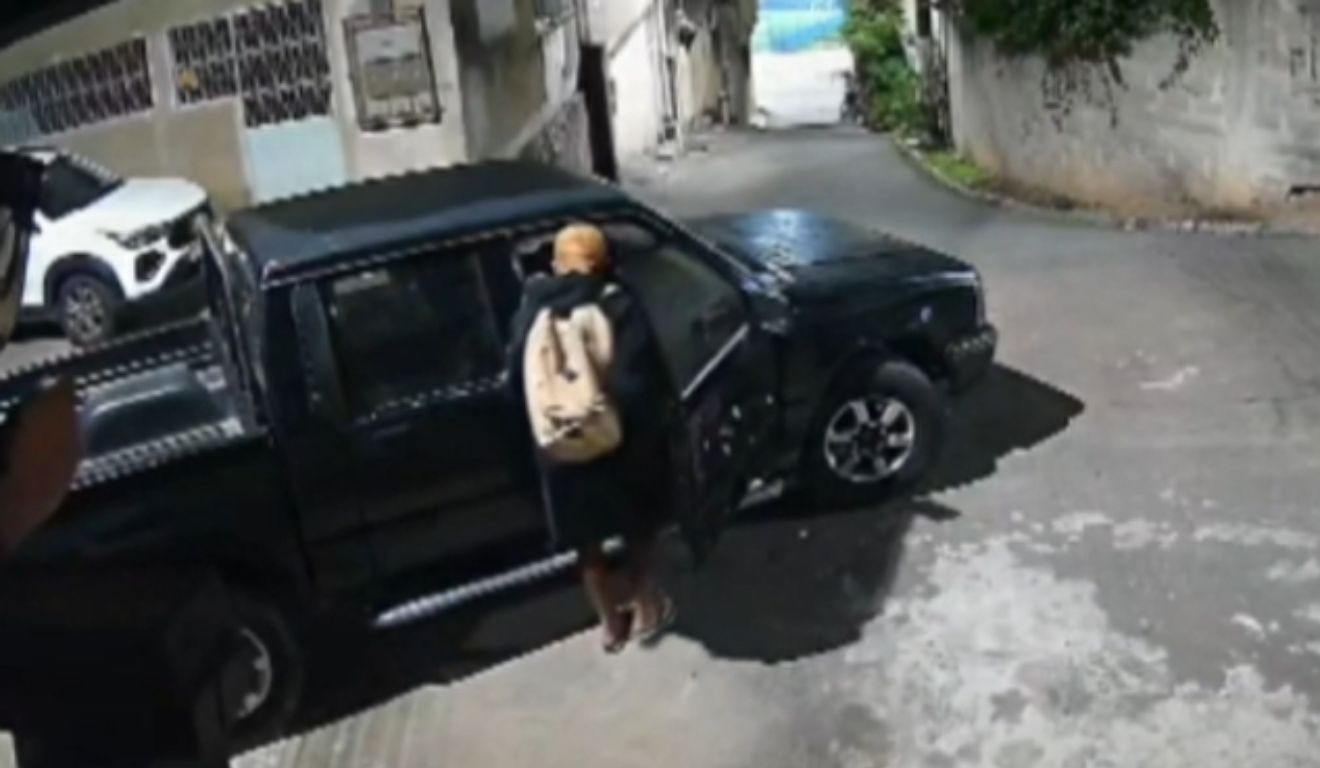 Dupla fugiu em caminhonete furtada e abandonou carro no local. Foto: Reprodução/TV Vitória