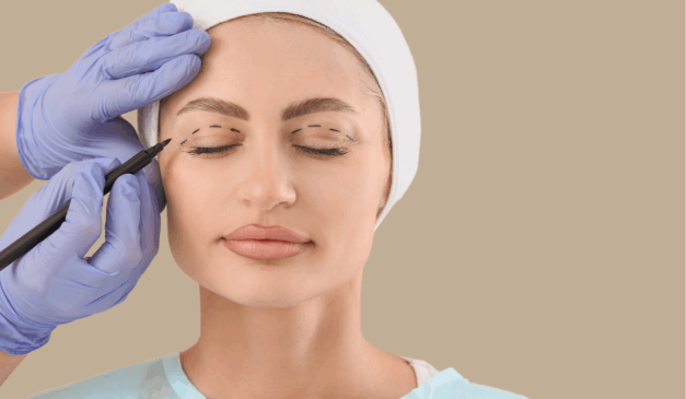 Blefaroplastia remove o excesso de pele das pálpebras e melhora o aspecto cansado do olhar/Foto: Canva