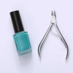 Alicate de cutícula pode recuperar o corte em casa com métodos simples, como lixa fina ou afiador manual/Foto: Canva