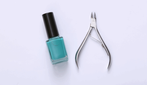 Alicate de cutícula pode recuperar o corte em casa com métodos simples, como lixa fina ou afiador manual/Foto: Canva