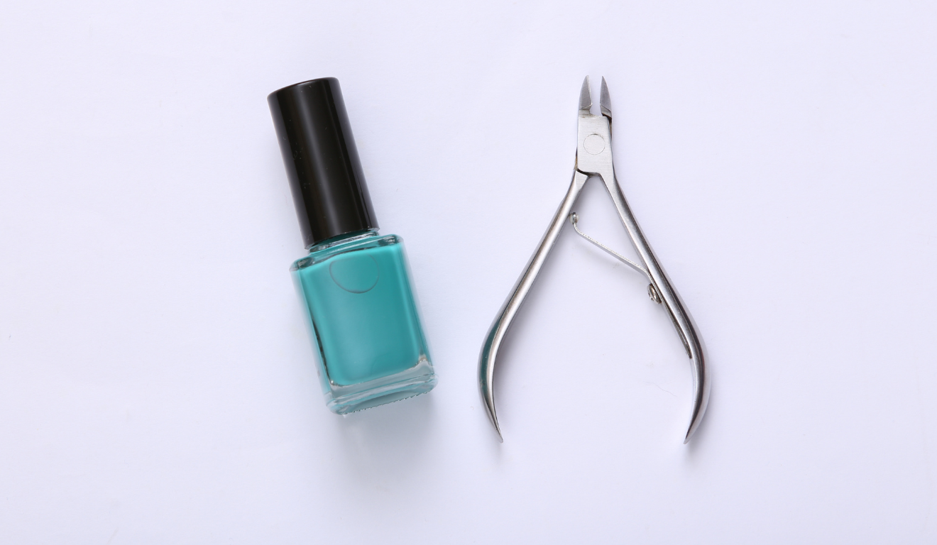 Alicate de cutícula pode recuperar o corte em casa com métodos simples, como lixa fina ou afiador manual/Foto: Canva