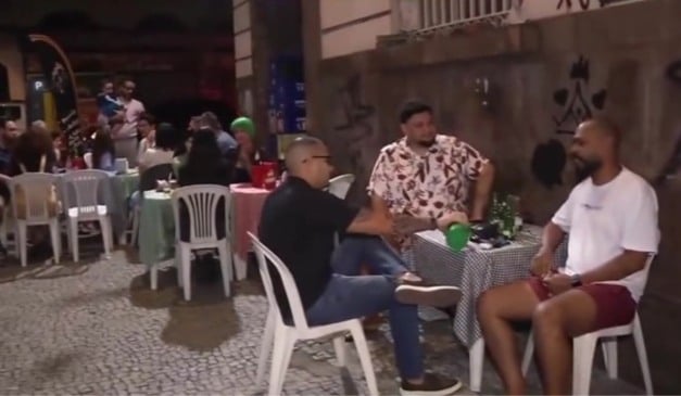 Do choro ao riso bar de comerciante que foi furtado fica lotado
