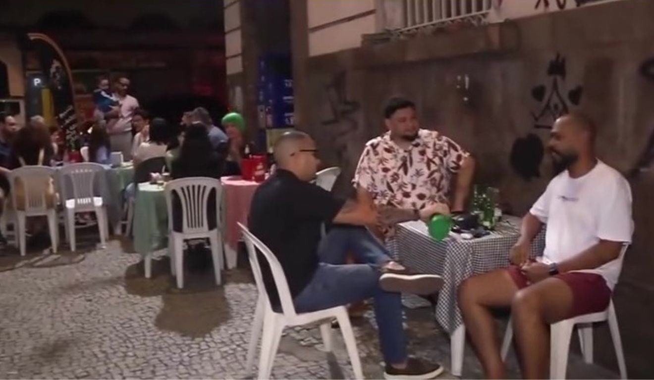 Do choro ao riso bar de comerciante que foi furtado fica lotado