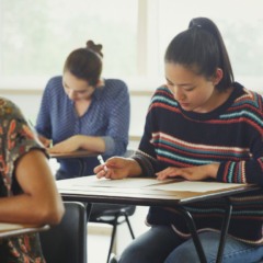 Estudantes em sala de aula fazem prova