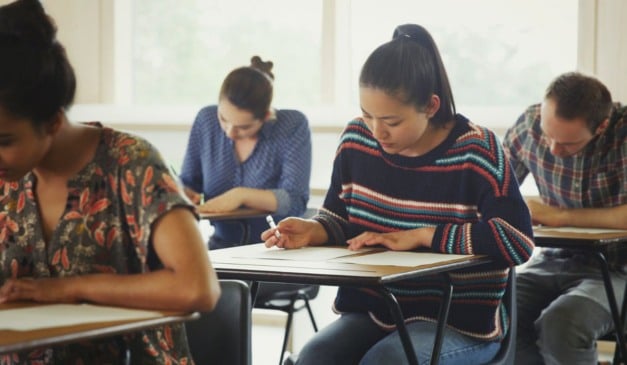 Estudantes em sala de aula fazem prova
