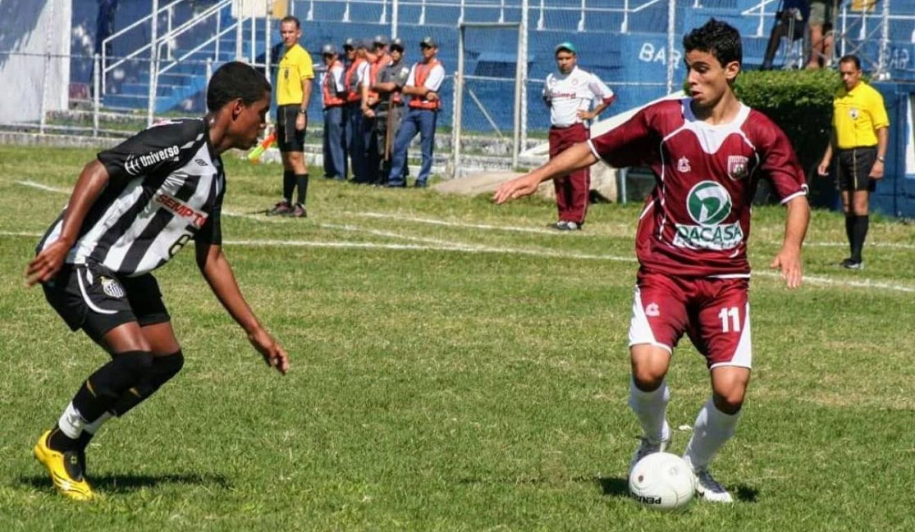 Léo Leite, elogiado por Neymar, em jogo do sub-17 da Desportiva contra o Santos em 2008. Foto: Reprodução/Instagram @leoleitea Léo Leite, elogiado por Neymar, em jogo do sub-17 da Desportiva contra o Santos em 2008. Foto: Reprodução/Instagram @leoleitea