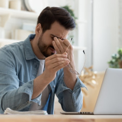 Tela demais? Veja como aliviar o cansaço e a irritação nos olhos