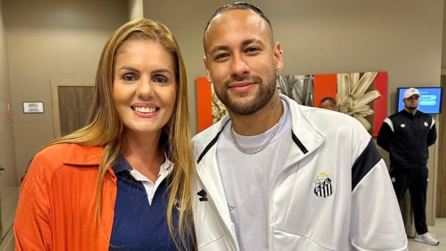 Fã de Neymar< Fernanda Raposo tira foto com o ídolo em Vitória