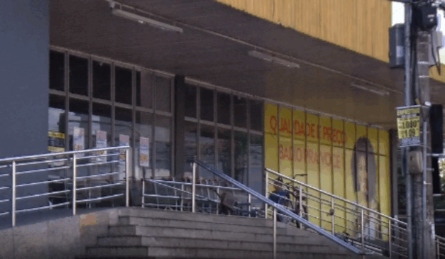 Homem furta garrafa de uísque em supermercado