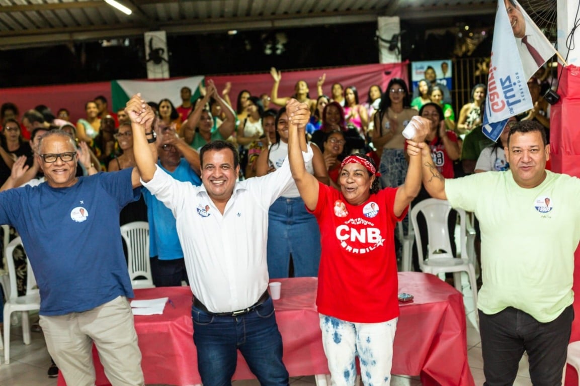 Gaurink (segundo da esquerda para a direita) com componentes de sua chapa