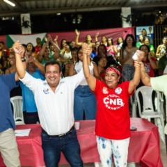Gaurink (segundo da esquerda para a direita) com componentes de sua chapa