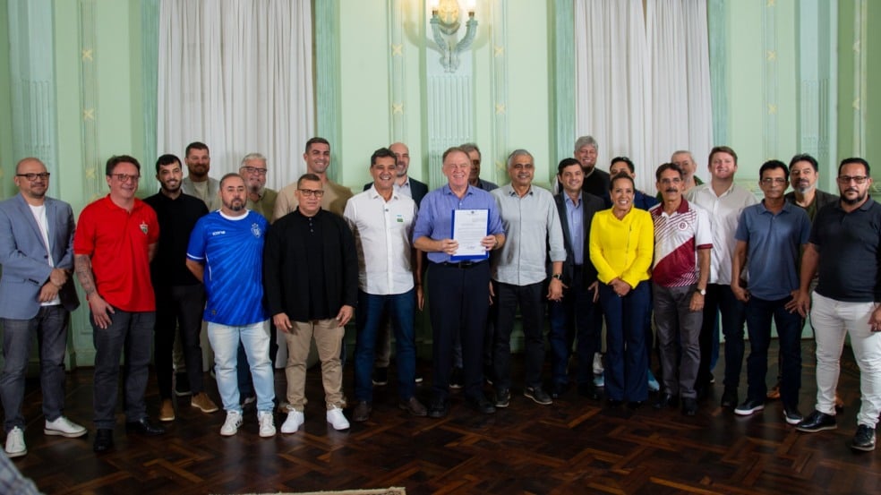 Governador Renato Casagrande assina nova lei de incentivo ao futebol capixaba Governador Renato Casagrande assina nova lei de incentivo ao futebol capixaba