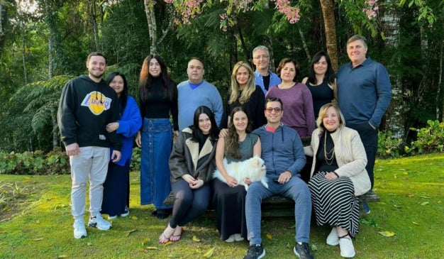 Ana Paula e Fabricio Regiani recebem naquele friozinho de montanha e com vista para a belíssima Reserva Águia Branca