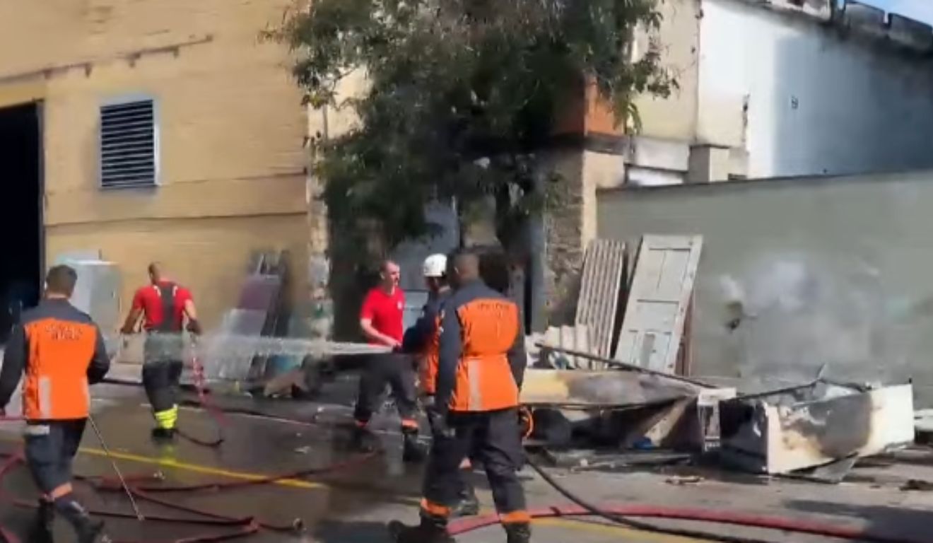 Incêndio em ferro velho de Ilha de Santa Maria, em Vitória