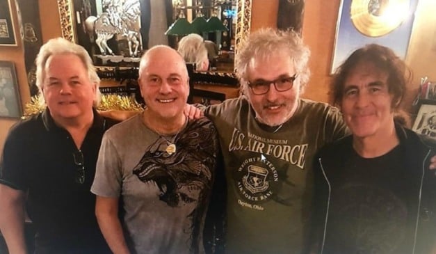 Foto: Iron Maiden - da direita para a esquerda, de óculos - Paul Mario Day/ Reprodução Instagram @ironmaiden