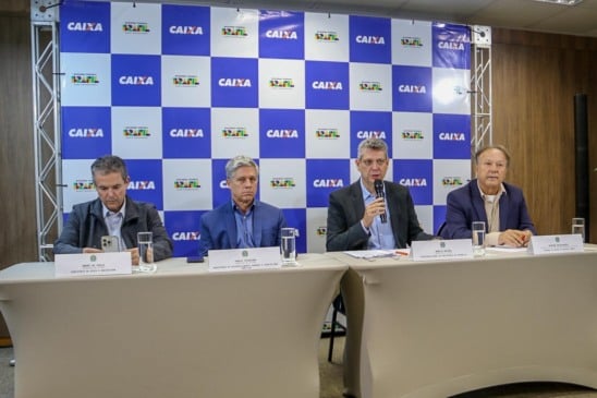 Ministros e o secretário de Recuperação do Rio Doce em coletiva em Linhares (foto: Adriano Henrique /SECOM PR)