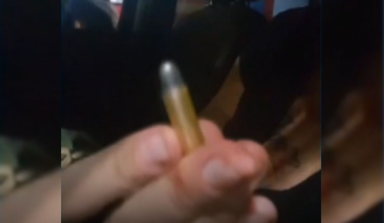 Suspeitos fugiram e deixaram arma e munições dentro do carro da vítima. Foto: Reprodução/TV Vitória