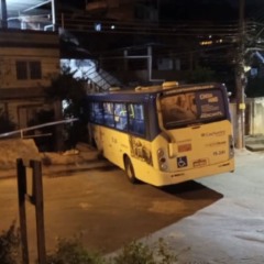 Ônibus bate em muro e invade casa em Cachoeiro