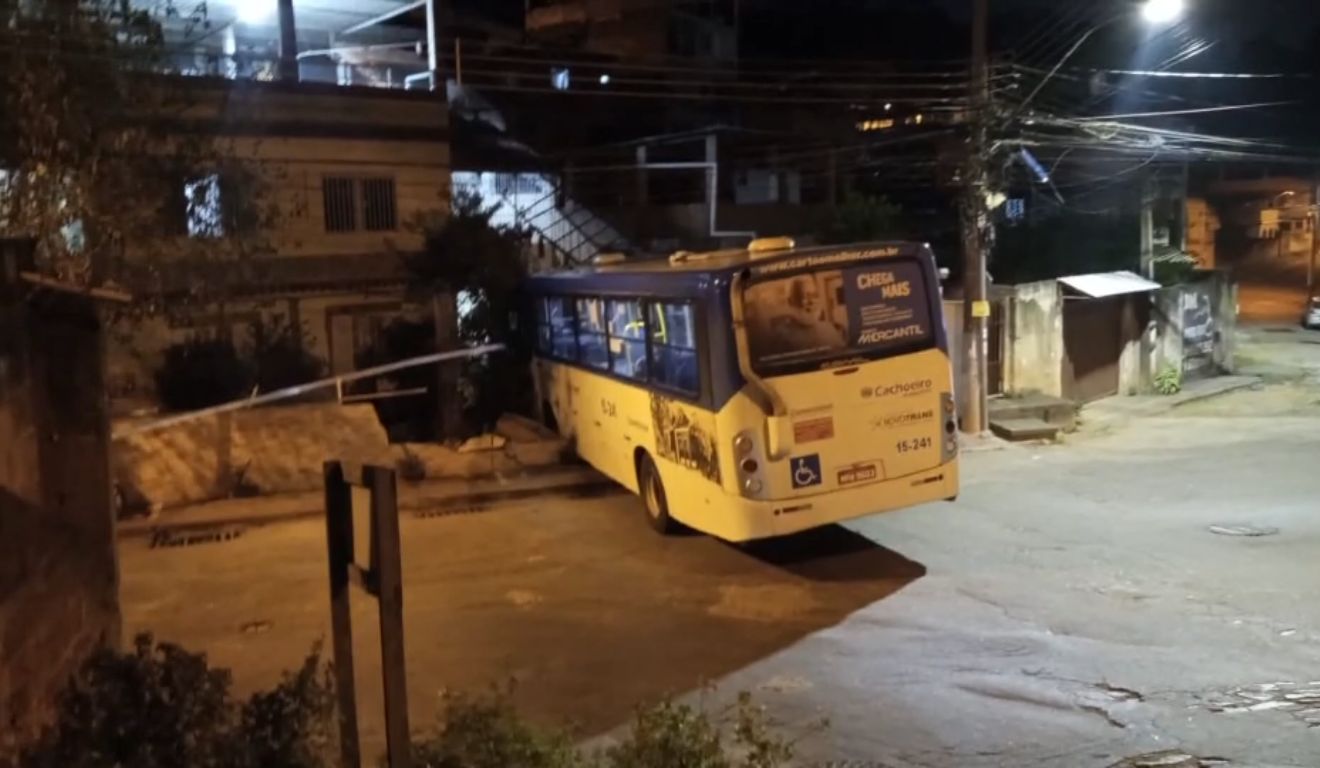 Ônibus bate em muro e invade casa em Cachoeiro Ônibus bate em muro e invade casa em Cachoeiro