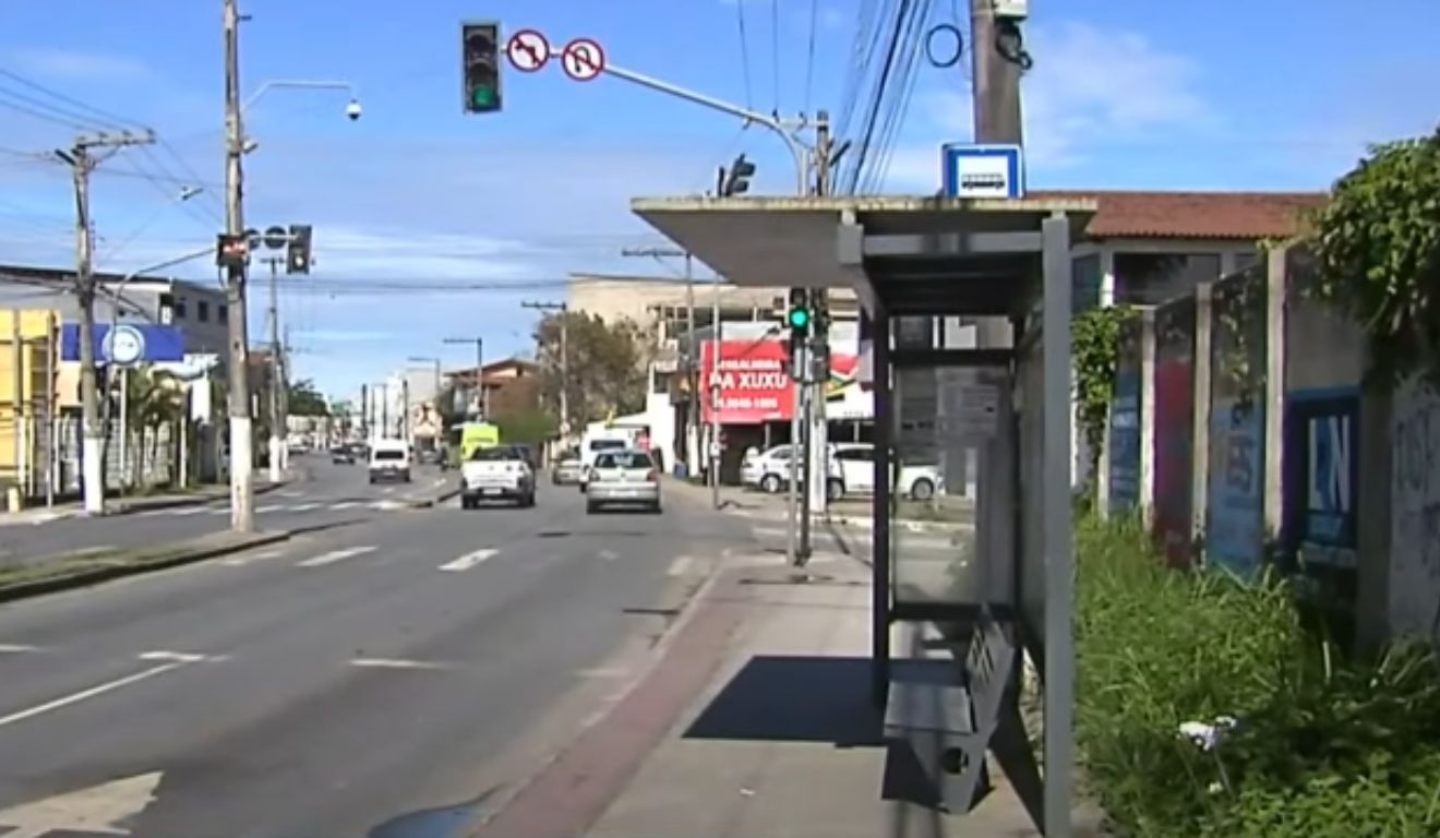 Agressões começaram neste ponto de ônibus na av. Abdo Saad e continuaram dentro de casa. Foto: Reprodução/TV Vitória Agressões começaram neste ponto de ônibus na av. Abdo Saad e continuaram dentro de casa. Foto: Reprodução/TV Vitória