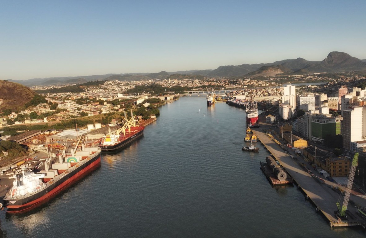 Porto de Capuaba à esquerda e de Vitória à direita
