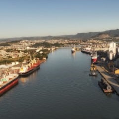 Porto de Capuaba à esquerda e de Vitória à direita
