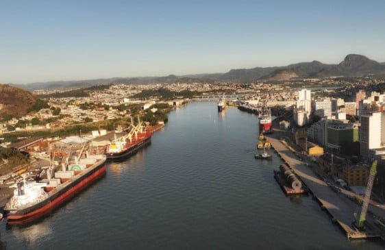 Porto de Capuaba à esquerda e de Vitória à direita